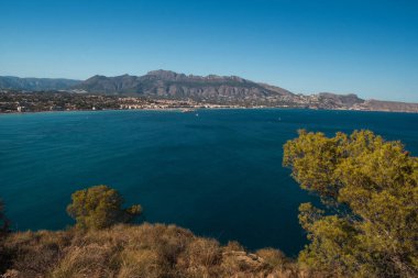 Dağlar arasındaki doğal deniz koyunun manzarası. Yatlar demirli.