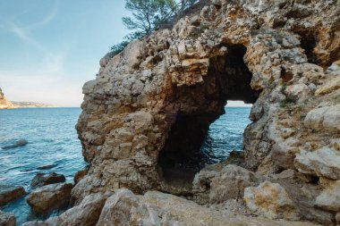 Doğal deniz taşı mağarasının manzara manzarası