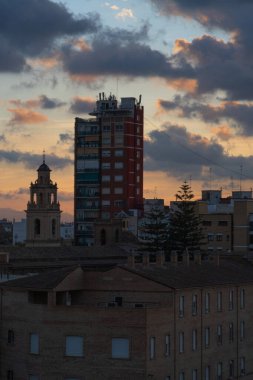 Şehir manzarası akşam şehri üzerinde bulutlar Valencia, İspanya