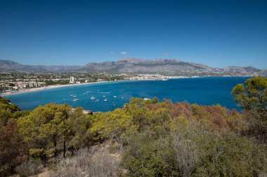Dağlar arasındaki doğal deniz koyunun manzarası. Yatlar demirli.