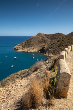 Dağlar arasındaki doğal deniz koyunun manzarası. Yatlar demirli.