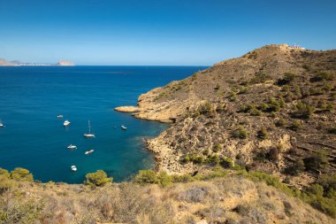 Dağlar arasındaki doğal deniz koyunun manzarası. Yatlar demirli.
