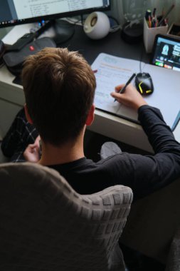 Genç bir çocuk evde ders alıyor.