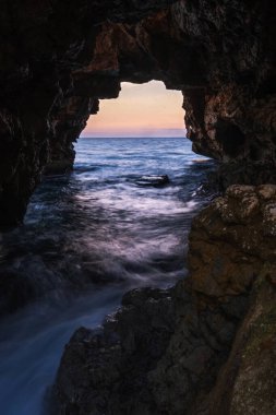 Doğal deniz taşından manzaralı mağara denizi ve günbatımı