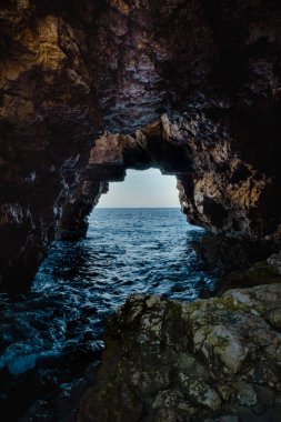 Doğal deniz taşından manzaralı mağara denizi ve günbatımı