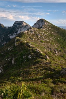 Gökyüzünün arka planında bulutlu manzara sıradağları