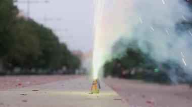 Akşamları kaldırımda büyük bir fişek yanıyor.