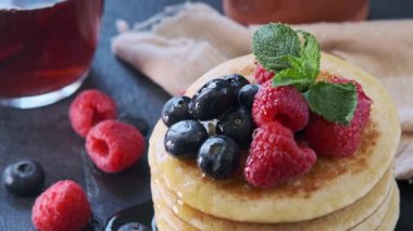 Yabanmersinli gözleme, ahududu ve bir fincan çay.