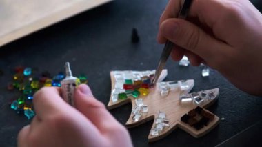 Noel süslemesi yapmak için ellerinizi yakın plan yapın.