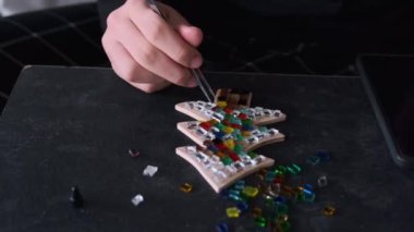 Noel süslemesi yapmak için ellerinizi yakın plan yapın.