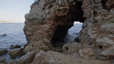 Güzel deniz manzarası Kayalık sahil günbatımı zamanı