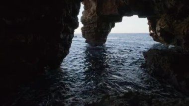 Güzel deniz manzarası Kayalık sahil günbatımı zamanı