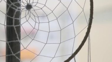 Güzel Beyaz Küçük Rüya Yakalayıcı Pencerede Tüyleri ve çelenkleriyle