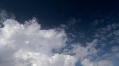 Mavi gökyüzünde beyaz kabarık bulutlar