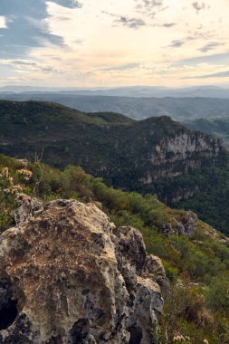 Yukarıdan yeşil dağ sırasının görüntüsü