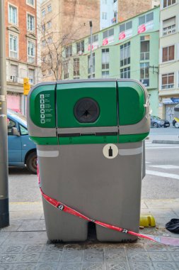 Plastik, cam ve kartondan yapılmış çöp kutuları.
