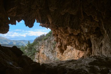 Mağaradan güzel dağ manzarası