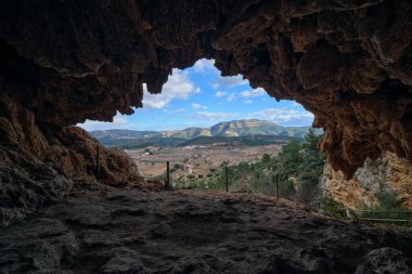 Mağaradan güzel dağ manzarası
