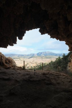 Mağaradan güzel dağ manzarası
