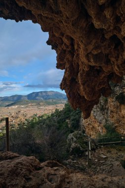 Mağaradan güzel dağ manzarası