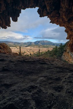 Mağaradan güzel dağ manzarası