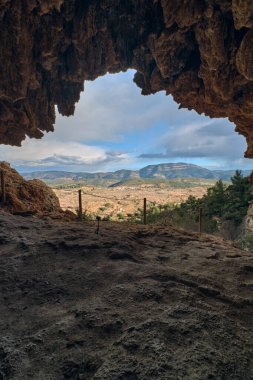 Mağaradan güzel dağ manzarası