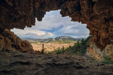 Mağaradan güzel dağ manzarası