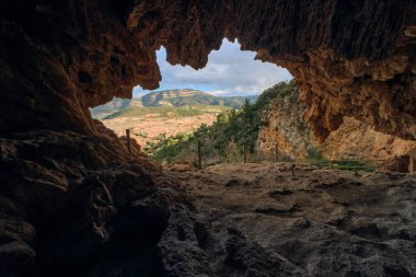 Mağaradan güzel dağ manzarası