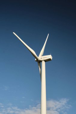 Arka planda mavi gökyüzü olan rüzgar türbini kapat