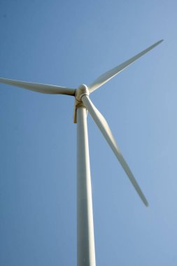 Arka planda mavi gökyüzü olan rüzgar türbini kapat