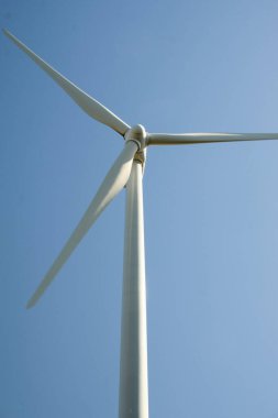 Arka planda mavi gökyüzü olan rüzgar türbini kapat