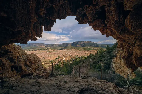 Mağaradan güzel dağ manzarası