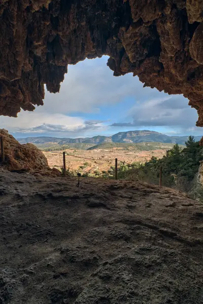 Mağaradan güzel dağ manzarası