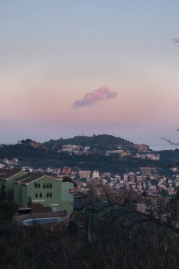 Gün batımında şehir manzarası yukarıdan