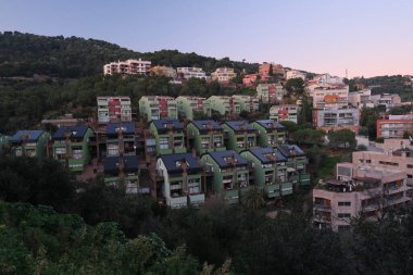 Gün batımında şehir manzarası yukarıdan