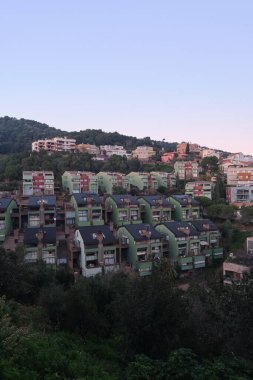 Gün batımında şehir manzarası yukarıdan