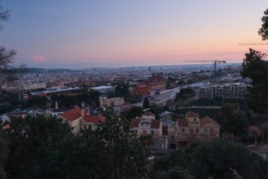 Gün batımında şehir manzarası yukarıdan