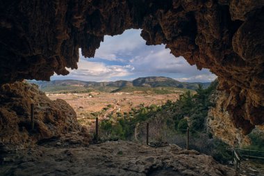 Mağaradan güzel dağ manzarası