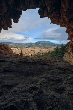 Mağaradan güzel dağ manzarası