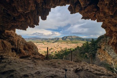 Mağaradan güzel dağ manzarası