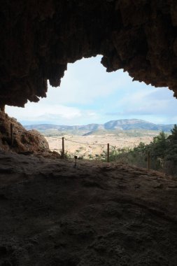 Mağaradan güzel dağ manzarası