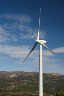 Arka planda mavi gökyüzü olan yakın plan rüzgar türbini