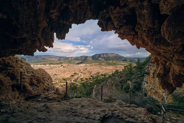 Mağaradan güzel dağ manzarası