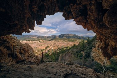 Mağaradan güzel dağ manzarası