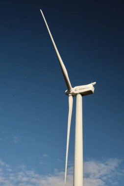Arka planda mavi gökyüzü olan rüzgar türbini kapat
