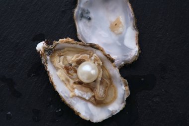 Koyu arkaplanda beyaz inci.