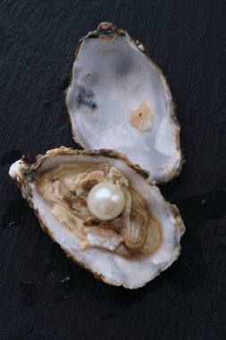 Koyu arkaplanda beyaz inci.