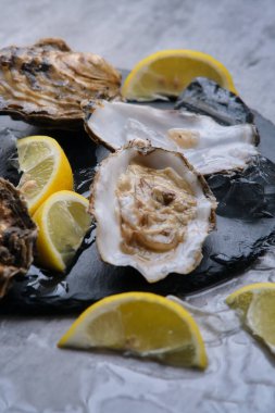 Açık istiridye ve limon.