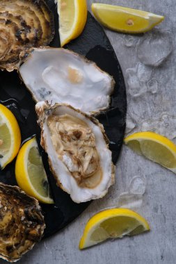 Açık istiridye ve limon.
