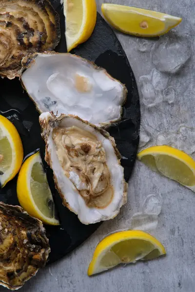 Açık istiridye ve limon.